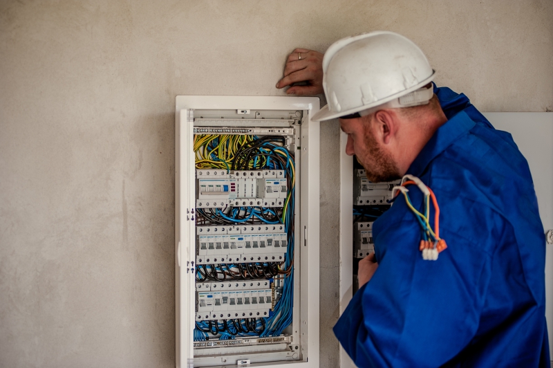 electricite-ST TROPEZ-min_electrician-2755683